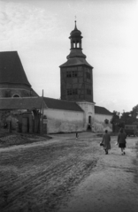 Poland, Kazimierz Biskupi, ulica Klasztorna, a Bernardin (később Szent Család Misszionáriusai) kolostor kaputornya., 1947, Bogdan Celichowski, church, dirt road, Fortepan #119883