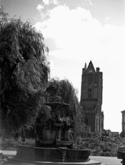 Poland, Szczecin, Fehér sas tér (Plac Orła Białego), az Fehér sas szökőkút hátterében a Szent Jakab-székesegyház., 1947, Bogdan Celichowski, church, fountain, war damage, basilica, Baroque-style, damaged building, Catholic Church, gothic, Cathedral, Brick Gothic, Hinrich Brunsberg-design, Latin Church, Johann Fryderyk Grael-design, monument, Fortepan #119897