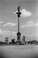 Lengyelország, Varsó, Plac Zamkowy, Zsigmond-oszlop, háttérben a Királyi Palota romjai., 1949, Bogdan Celichowski, emlékmű, tér, Fortepan #119920