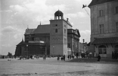 Lengyelország, Varsó, Plac Zamkowy, szemben az ulica Krakowskie Przedmiescie, balra a Szent Anna-templom (Kościół Akademicki św. Anny)., 1949, Bogdan Celichowski, templom, utcakép, tér, Fortepan #119921