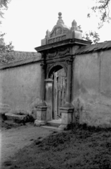 Poland, Niepołomice, bejárat a vértanúk templomának kertjébe (Kościół Dziesięciu Tysięcy Męczenników)., 1947, Bogdan Celichowski, gateway, entrance, Fortepan #119930