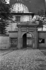 Poland, Niepołomice, ulica Piękna, vértanúk temploma (Kościół Dziesięciu Tysięcy Męczenników)., 1947, Bogdan Celichowski, church, Catholic Church, gateway, entrance, Fortepan #119932