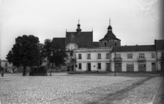 Poland, Niepołomice, az ulica Piękna és a vértanúk temploma (Kościół Dziesięciu Tysięcy Męczenników) a Rynek, a város főtere felől nézve., 1947, Bogdan Celichowski, church, Catholic Church, Fortepan #119933