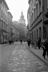 Poland, Kraków, ulica Bracka, háttérben a Városháza tornya., 1947, Bogdan Celichowski, street view, Fortepan #119934