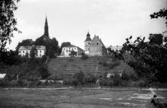 Poland, Sandomierz, balra a Szűz Mária születése-katedrális, középen az Egyházmegyei Múzeum épülete (Dom Jana Długosza), mögötte a katedrális harangtornya., 1956, Bogdan Celichowski, church, basilica, museum, Baroque-style, Catholic Church, gothic, Cathedral, bell tower, Fortepan #119946