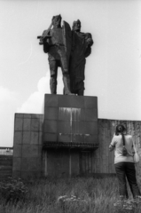 Lengyelország, Gniezno, ulica Kostrzewskiego 1., Történeti Múzeum (Muzeum Początków Państwa Polskiego) parkja, I. Mieszko és I. (Vitéz) Boleszláv lengyel uralkodók emlékműve., 1978, Bogdan Celichowski, Fortepan #119983