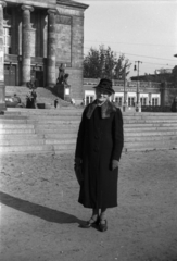 Poland, Poznań, Nagyszínház (Teatr Wielki im. Stanisława Moniuszki) a Mickiewicz parkból nézve., 1948, Bogdan Celichowski, hat, coat, lady, Fortepan #120027