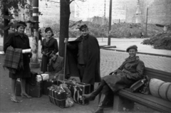 Lengyelország, Szczecin, aleja Piastów az ulica Boleslawa Krzywoustego felé nézve., 1947, Bogdan Celichowski, csoportkép, mosoly, fiatalság, várakozás, bőrkabát, bőrönd, Fortepan #120033