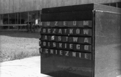 Lengyelország, Gniezno, ulica Kostrzewskiego 1., a felvétel a Történeti Múzeum (Muzeum Początków Państwa Polskiego) előtt készült., 1978, Bogdan Celichowski, Fortepan #120099