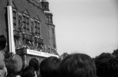 Lengyelország, Poznań, ulica Święty Marcin - ulica Wieniawskiego sarok, az Adam Mickiewicz Egyetem épülete., 1981, Bogdan Celichowski, zászló, épület, ünnep, lengyel felirat, 1956-utóélet, épületszobor, Fortepan #120100