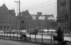 Lengyelország, Poznań, ulica Święty Marcin, szemben az ulica Wieniawskiego-n az Adam Mickiewicz Egyetem épülete. Középen a Mickiewicz park Adam Mickiewicz lengyel költő emlékművével. Jobb oldalon az Imperial Kastély (később kulturális központ)., 1980, Bogdan Celichowski, Mercedes-márka, FSO-márka, Polski Fiat 126p, FSO Warszawa, Fortepan #120104