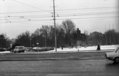 Lengyelország, Poznań, ulica Swiety Marcin, szemben a Mickiewicz park Adam Mickiewicz lengyel költő emlékművével., 1980, Bogdan Celichowski, Nysa-márka, Polski Fiat 126p, Fortepan #120106