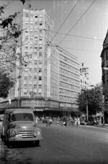 Szerbia, Belgrád, Albanija-palota a Terazije felől., 1960, Bogdan Celichowski, Jugoszlávia, járókelő, utcakép, életkép, rendszám, furgon, Fortepan #120133