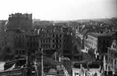 Lengyelország, Poznań, a Stary Rynek déli oldala a Városháza tornyából nézve, jobbra az ulica Szkolna., 1946, Bogdan Celichowski, villamos, látkép, utcakép, Fortepan #120190