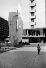 Csehország, Brno, ulice Kounicova, szemben a Hotel Continental, előtte Olbram Zoubek térplaszikája (1964.)., 1970, Bogdan Celichowski, Fortepan #120225