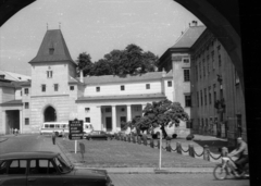 Csehország, Kroměříž, Sněmovní náměstí a Fő téren álló ház árkádja alól nézve, szemben a Malom kapu, jobbra az Érseki palota., 1970, Bogdan Celichowski, Csehszlovákia, Skoda 1000 MB, Tatra 603, Jawa Ideal, Fortepan #120232