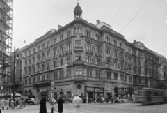 Magyarország, Budapest VII., Erzsébet (Lenin) körút - Király (Majakovszkij) utca sarok., 1957, UVATERV, járókelő, utcakép, villamos, trolibusz, villamosmegálló, GAZ M20 Pobjeda, állvány, Budapest, Fortepan #12025