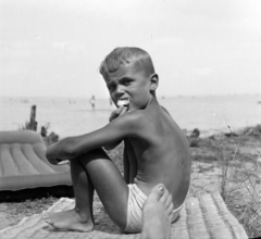 Hungary,Lake Balaton, 1957, Dienes Balázs, kid, half-naked, looking back, air mattress, Fortepan #120267