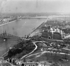 Magyarország, Gellérthegy, Budapest XI., kilátás a Petőfi (Horthy Miklós) híd és az Összekötő vasúti híd felé, előtérben a Szabadság (Ferenc József) híd, a Gellért Szálló és a Gyógyfürdő., 1943, Dienes Balázs, Budapest, Fortepan #120270