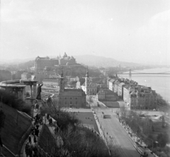 Magyarország, Gellérthegy, Budapest I., kilátás a Királyi Palota (később Budavári Palota) felé. Középen a Szent Gellért szobor, a Szent Demeter szerb templom, mögötte az Alexandriai Szent Katalin-templom, jobbra távolabb a Széchenyi Lánchíd., 1943, Dienes Balázs, Budapest, Fortepan #120271