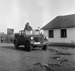 Románia,Erdély, Bors, a felvétel a magyar csapatok bevonulása idején készült., 1940, Dienes Balázs, Mercedes-márka, virág, katona, rendszám, terepjáró, Mercedes-Benz G5, Fortepan #120318