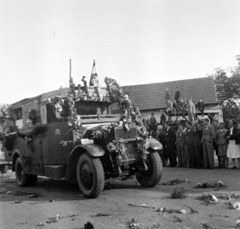 Románia,Erdély, Bors, a felvétel a magyar csapatok bevonulása idején készült., 1940, Dienes Balázs, zászló, virágdíszítés, ünnepség, Rába-márka, rendszám, Általános Honvédségi Gépjármű Embléma, teherautó, Fortepan #120321