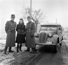 1940, Dienes Balázs, egyenruha, csoportkép, katona, országút, hölgy, Fiat 500 Topolino, muff, rendszám, kabrió, Fortepan #120324