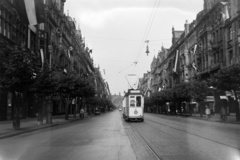 Németország, Frankfurt am Main, Kaiserstrasse, háttérben a Főpályaudvar., 1938, Dienes Balázs, utcakép, villamos, horogkereszt, zászlódísz, viszonylatszám, Fortepan #120325