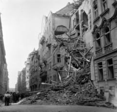 Magyarország, Budapest XIII., Kresz Géza utca a Radnóti Miklós (Sziget) utca felé nézve, jobbra a bombatalálatot kapott 19. számú ház., 1944, Dienes Balázs, Budapest, épületkár, Fortepan #120329