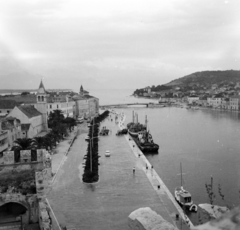 Horvátország, Trogir, óváros, Obala bana Berislavića, kikötő. Balra a Szent Domonkos-templom, távolabb a Szent Miklós-templom tornya., 1965, Dienes Balázs, hajó, Fortepan #120332