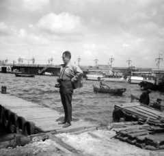 Törökország, Isztambul, kikötő a Boszporuszon, háttérben a Galata híd., 1965, Dienes Balázs, hajó, kikötő, Fortepan #120335