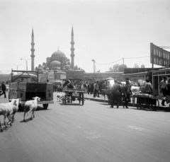 Törökország, Isztambul, Ragıp Gümüşpala Caddesi a Galata híd déli hídfőjénél, szemben a Yeni (Valide szultán) mecset., 1965, Dienes Balázs, közlekedés, Volkswagen-márka, minaret, mecset, Volkswagen Typ2, Volkswagen Transporter 1, Fortepan #120340