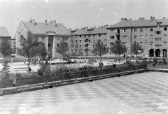 Magyarország, Dunaújváros, (Sztálinváros), Petőfi-liget, balra a Görbe utca házai., 1955, Kurutz Márton, játszótér, Fortepan #12035