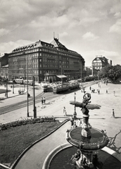 Szlovákia, Pozsony, Hviezdoslavovo námestie, szemben a Carlton Hotel, előtérben a Ganümédesz-kút., 1954, Hanser Mária, szálloda, villamos, szobor, Fortepan #120351