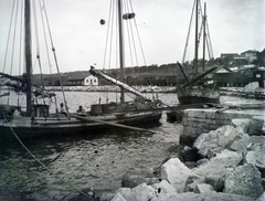 Horvátország,Adria, Rovinj, Val di Bora kikötő., 1913, Hanser Mária, hajó, matróz, hordó, tenger, kikötő, szikla, ház, Fortepan #120365