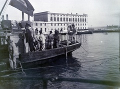 Horvátország,Adria, Póla, búvár merülését készítik elő az Osztrák-Magyar Monarchia haditengerészetének matrózai., 1913, Hanser Mária, matróz, búvárruha, Fortepan #120374