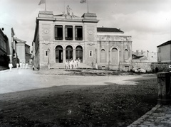 Horvátország, Poreč, Obala maršala Tita, „Giuseppe Verdi“ Színház. Osztrák-Magyar Monarchia haditengerészetének matrózai kimenőn., 1913, Hanser Mária, matróz, Fortepan #120382