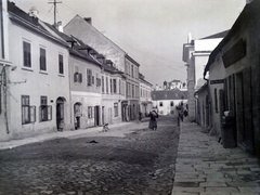 Ausztria, Kismarton, Alsókismartonhegy (ekkor önálló, ma a város része), Unterbergstrasse (ekkor Judengasse). Jobbra a zsinagóga, szemben a Jerusalemplatz. Háttérben az Esterházy-kastély tornyai látszanak., 1916, Hanser Mária, Fortepan #120406