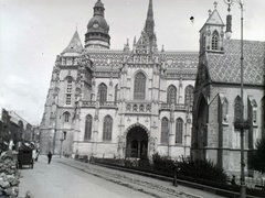 Szlovákia, Kassa, Fő utca (ulica Hlavná), Szent Erzsébet-főszékesegyház (Dóm), előtte a Szent Mihály-templom., 1916, Hanser Mária, templom, utcakép, katolikus, kápolna, gótika, székesegyház, csúcsív, Fortepan #120416