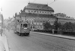 Csehország, Prága, a Légió híd (most Legií) és a Nemzeti színház (Národní divadlo)., 1958, Kurutz Márton, Csehszlovákia, híd, nemzeti színház, utcakép, villamos, neoreneszánsz, viszonylattábla, kőhíd, tömegközlekedés, Josef Zítek-terv, Antonín Balšánek-terv, Ringhoffer-márka, viszonylatszám, Fortepan #12042