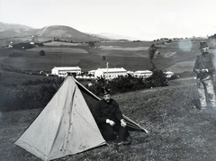 Bosznia-Hercegovina, Szarajevó, Koševo városrész, szemben a Grdonj hegy., 1915, Hanser Mária, sátor, katona, Fortepan #120433