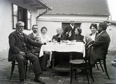 Hungary, Budapest II., a Daru utca 10. udvara., 1915, Hanser Mária, family, meal, yard, drinking, place, table, chair, companionship, Budapest, Fortepan #120455