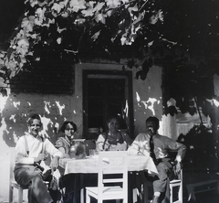 1930, Hanser Mária, yard, glass, shadow, companionship, garden furniture, wine-tasting glass, decanter, jug, leavened gherkin, Fortepan #120485