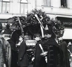 Magyarország, Budapest I., Krisztina tér, háttérben a 2. és 1. számú ház., 1933, Hanser Mária, koszorú, temetés, Budapest, gyászhintó, gyászhuszár, Fortepan #120502