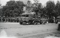 Magyarország, Budapest VI., Andrássy út, III. Viktor Emánuel olasz király tiszteletére rendezett katonai díszszemle, 1937. május 20-án. Háttérben a Rippl-Rónai (Bulyovszky) utca sarkán az Andrássy út 124., a Bulyovszky villa látható., 1937, Hanser Mária, teherautó, Fiat-márka, olasz gyártmány, fényszóró, Budapest, légvédelem, Fortepan #120515