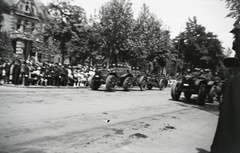 Magyarország, Budapest VI., Andrássy út, III. Viktor Emánuel olasz király tiszteletére rendezett katonai díszszemle, 1937. május 20-án. Háttérben a Rippl-Rónai (Bulyovszky) utca sarkán az Andrássy út 124., a Bulyovszky villa látható., 1937, Hanser Mária, tüzérség, Pavesi P4, Budapest, Fortepan #120517