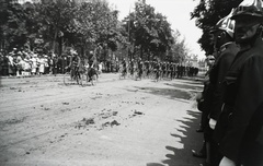 Magyarország, Budapest VI., Andrássy út, III. Viktor Emánuel olasz király tiszteletére rendezett katonai díszszemle, 1937. május 20-án. Háttérben a Millenniumi emlékmű a Hősök terén., 1937, Hanser Mária, kerékpár, rendőr, magyar katona, Budapest, kerékpáros alakulat, Fortepan #120518