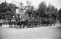 Magyarország, Budapest VI., Andrássy út, III. Viktor Emánuel olasz király tiszteletére rendezett katonai díszszemle, 1937. május 20-án. Háttérben a Rippl-Rónai (Bulyovszky) utca sarkán az Andrássy út 124., a Bulyovszky villa látható., 1937, Hanser Mária, lovaskocsi, Schwarzlose-márka, Budapest, Fortepan #120519