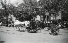 Magyarország, Budapest VI., Andrássy út, III. Viktor Emánuel olasz király tiszteletére rendezett katonai díszszemle, 1937. május 20-án. Háttérben a 120. és a 122. szám, utóbbi a Rippl-Rónai (Bulyovszky) utca sarok., 1937, Hanser Mária, löveg, tüzérség, Budapest, Fortepan #120520