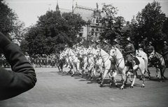 Magyarország, Budapest VI., Andrássy út, III. Viktor Emánuel olasz király tiszteletére rendezett katonai díszszemle, 1937. május 20-án. Háttérben a Rippl-Rónai (Bulyovszky) utca sarkán az Andrássy út 124., a Bulyovszky villa látható., 1937, Hanser Mária, díszmenet, Budapest, lovasság, Fortepan #120521